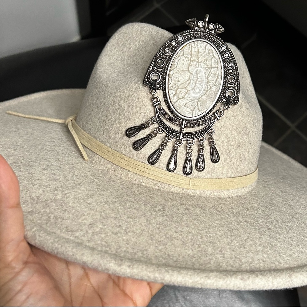 Elegant Cream Fedora hat with Silver Accent - Picture 4 of 9